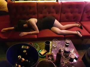 Don’t Let This Happen to You: sleep experts say you should not drink alcoholic beverages and no matter how tempting, stay away from a mid-day nod off in your hotel room bed the first day on a trip to Europe.