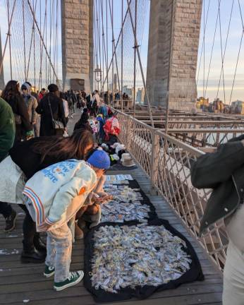 Dozens of Illegal Vendors— &amp; One Giant Ape—Reclaim Brooklyn Bridge from City