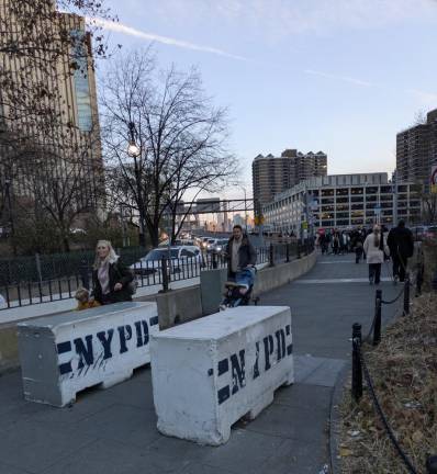 Dozens of Illegal Vendors— &amp; One Giant Ape—Reclaim Brooklyn Bridge from City