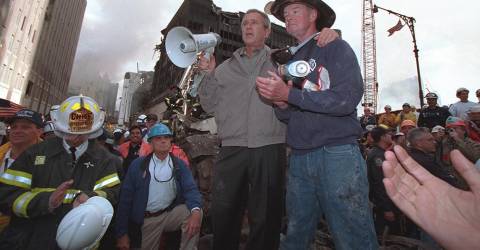 与布什在历史性9/11演讲中并肩站立的FDNY消防员去世，享年91岁