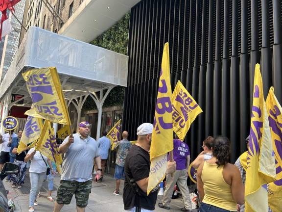 32BJ SEIU members and supporters took the streets of 529 Fifth Avenue to rally. (Photo: 32BJ SEIU)