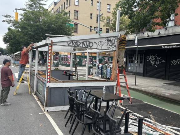 A roadway dining shed being dismantled outside the Headless Widow in the East Village on Aug. 4. The DOT has announced that it’s received only 3,200-odd applications for a formalized Dining Out NYC program, a vast dip from the 12,500 overall street sheds that were up in outdoor dining’s 2022 peak.