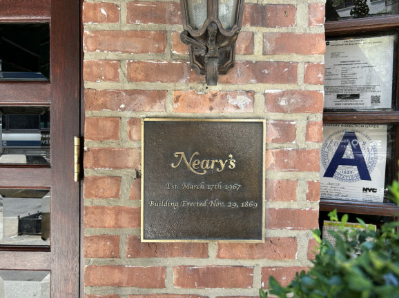 <b>The iconic restaurant and bar has been in business for 57 years, garnering citywide fame and serving the likes of Bill and Hillary Clinton, both Presidents Bush, and more.</b>