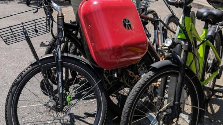 Some e-bikers just don’t deliver your food, they cook it too! Grill attacked to e-bike in corral at 8th Ave. and West 45th Street, June 19, 2024.